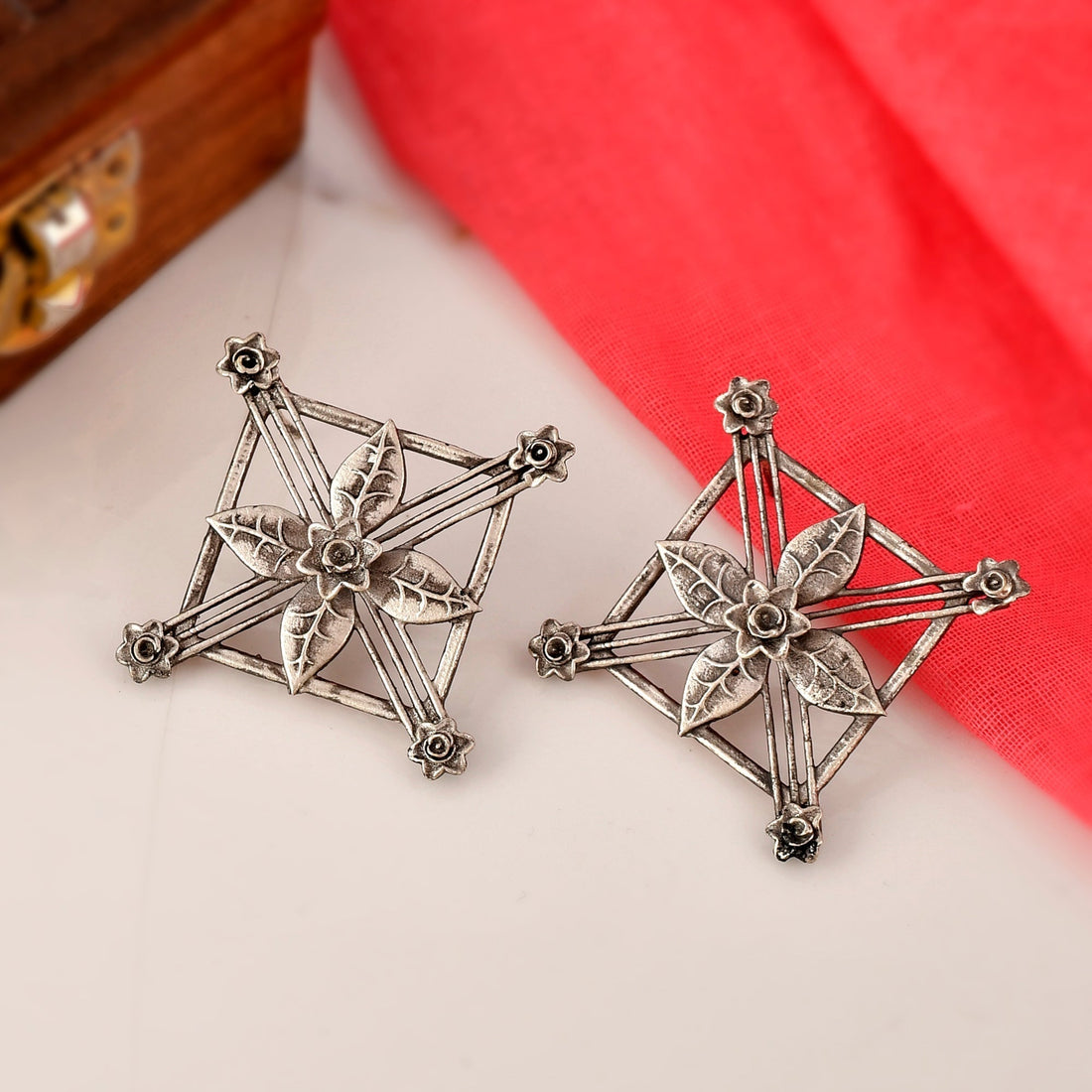 Dastoor Oxodise Light Earring