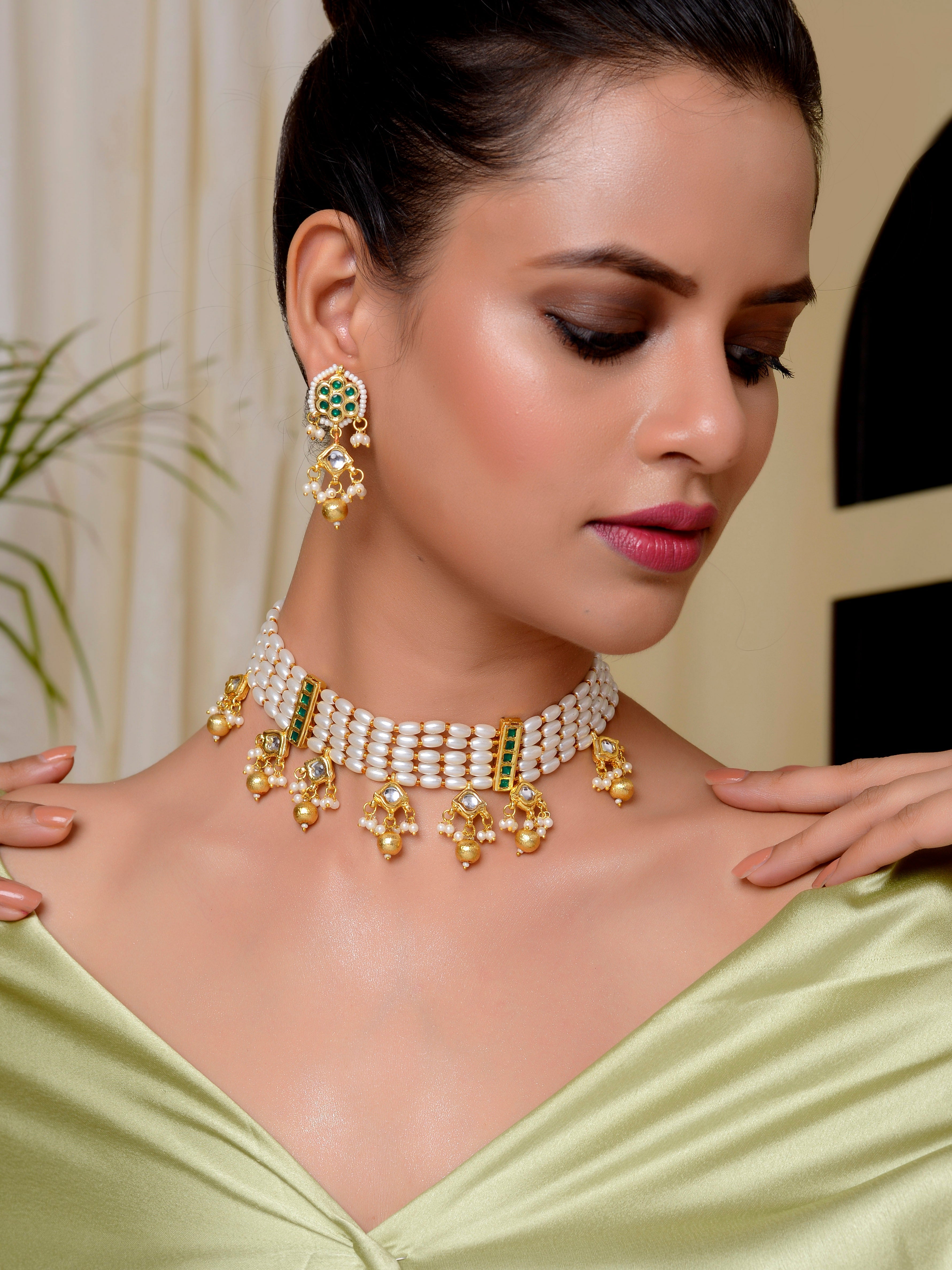 Gold-Plated White Kundan Studded  Beaded Jewellery Set