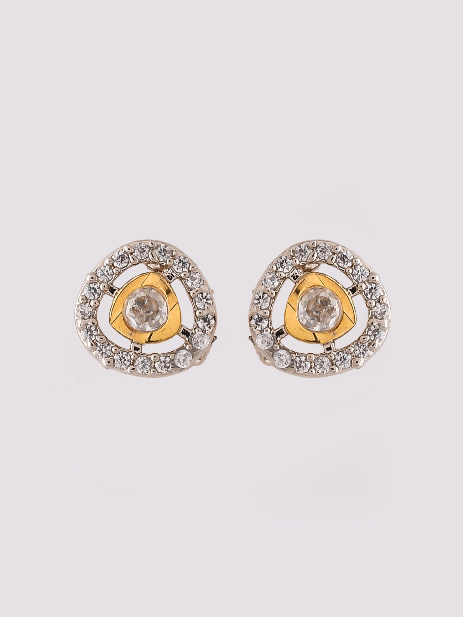 A majestic Polki jewelry set adorned with radiant stones