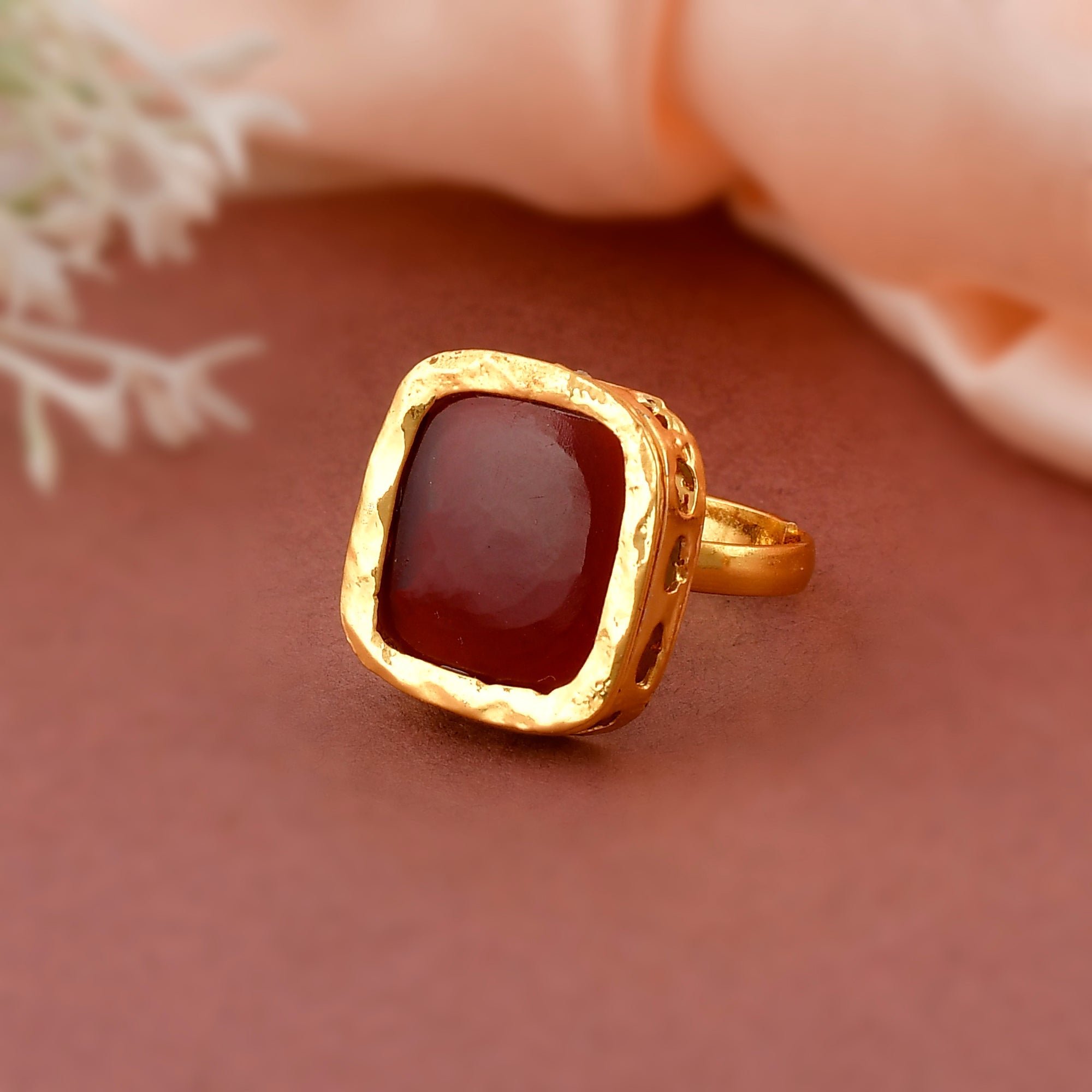 DASTOOR Gold-Plated Red Kundan Studded Finger Ring